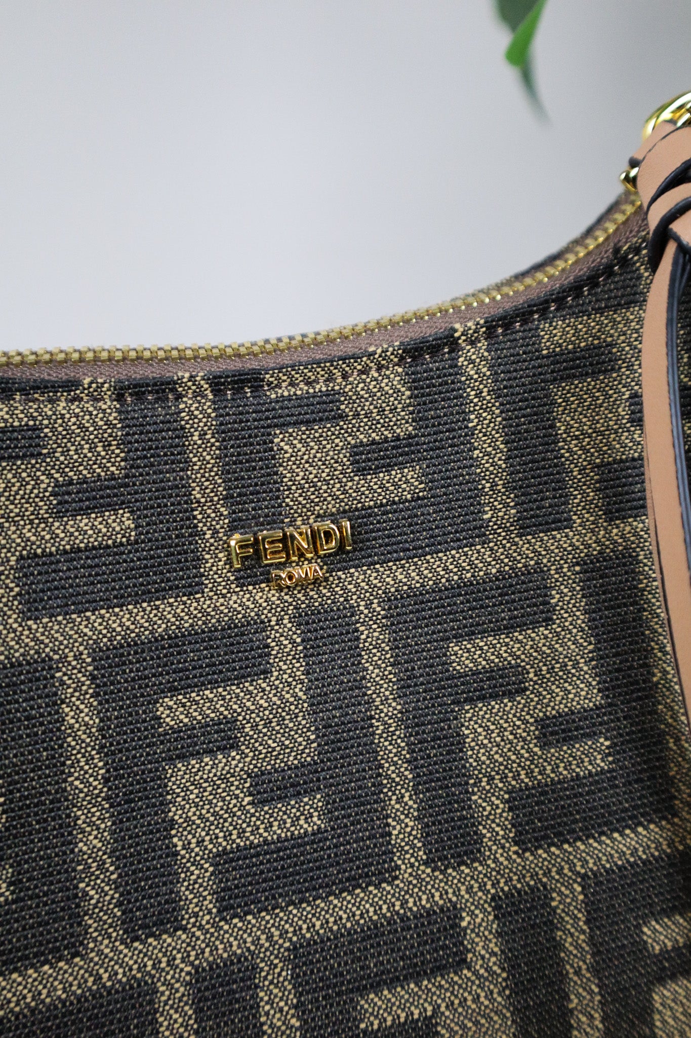FENDI Mini Fendessence marrone