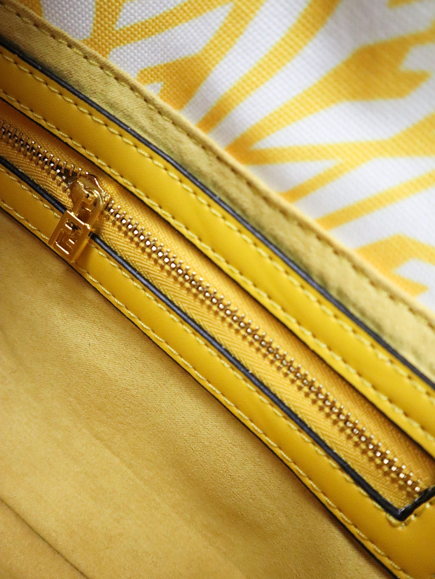 FENDI x Sarah Coleman Borsa FF Vertigo Baguette 1997 gialla