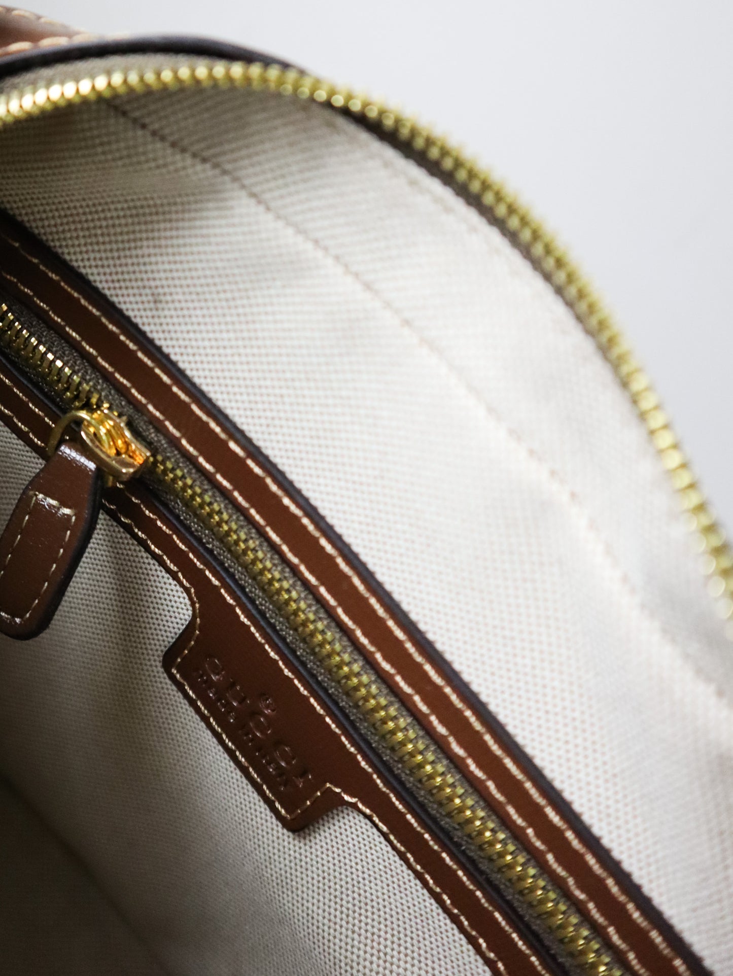 GUCCI Borsa a tracolla in tessuto jumbo GG