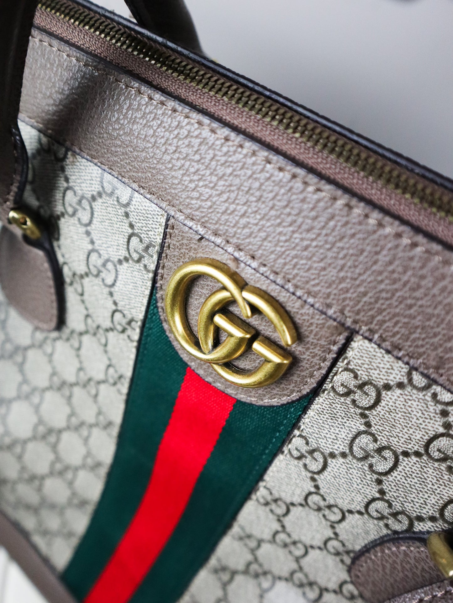 GUCCI Borsa shopping Ophidia GG marrone