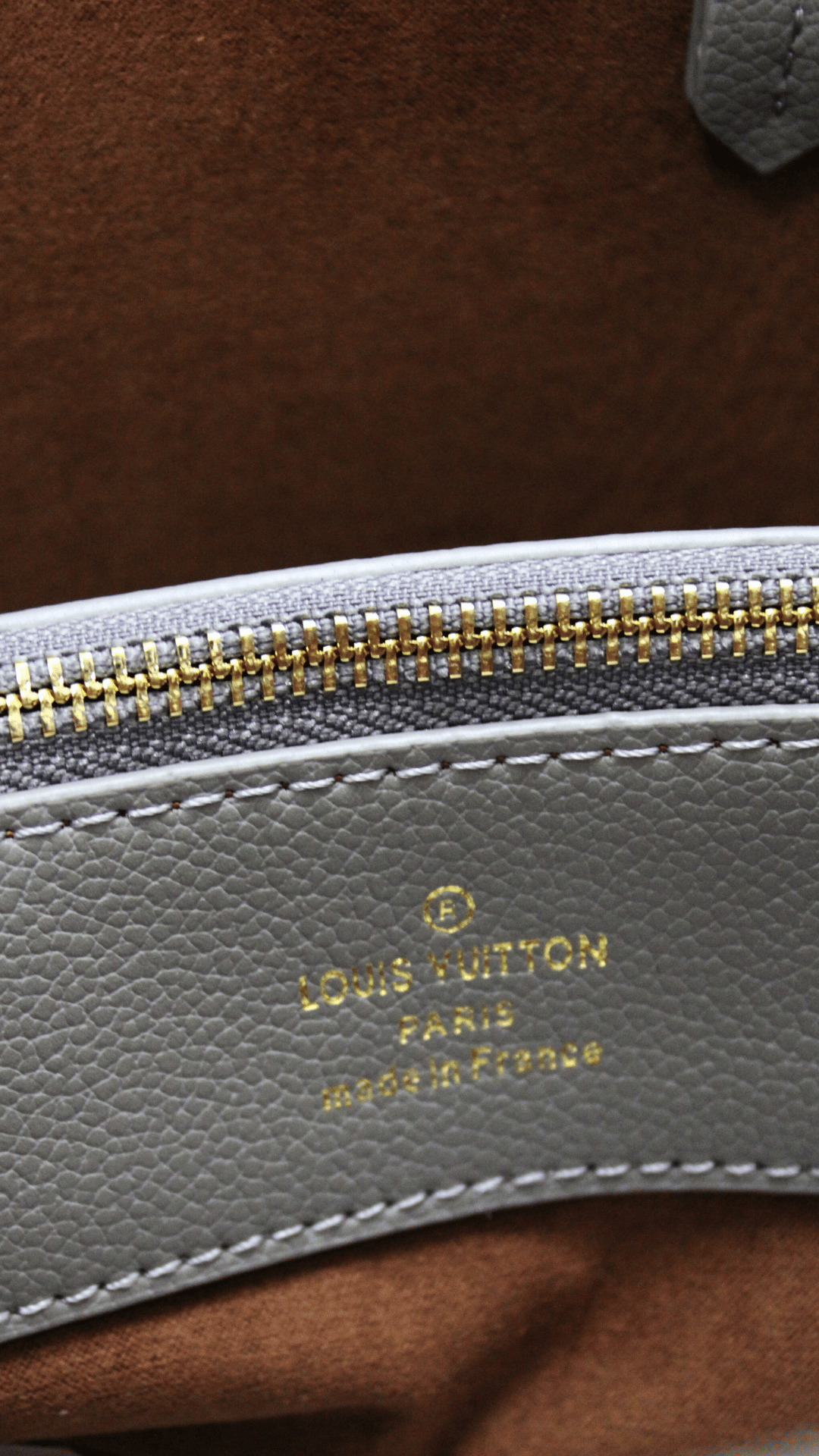 Louis Vuitton Borsa Mahina Flight Mode Bella Tote grigia