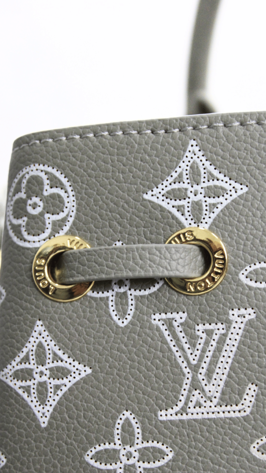 Louis Vuitton Borsa Mahina Flight Mode Bella Tote grigia