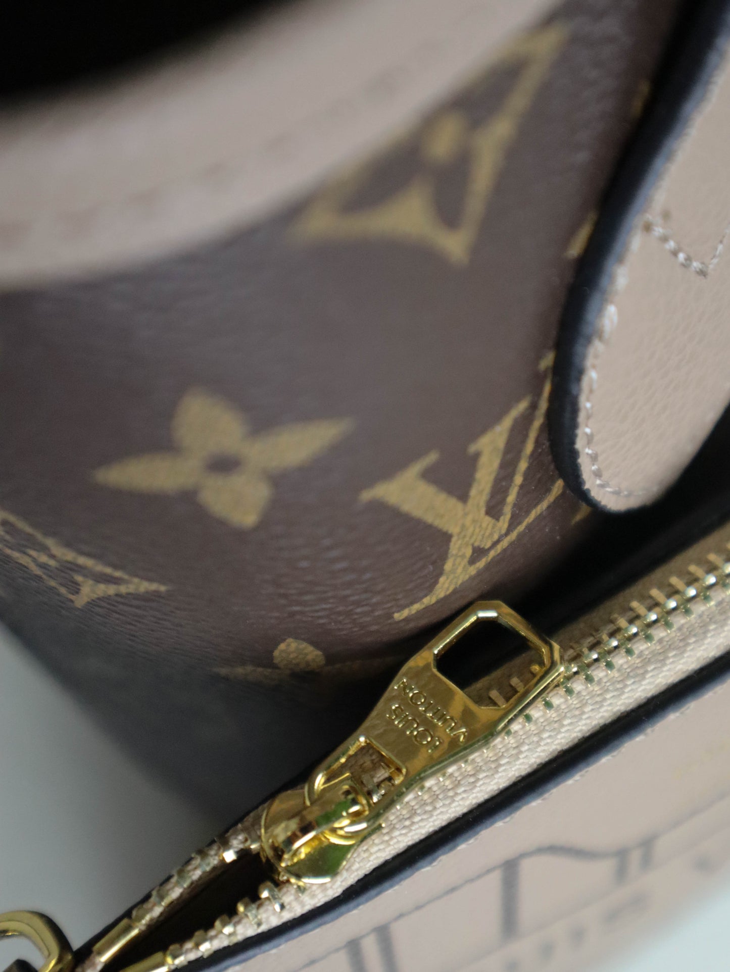 Louis Vuitton Neverfull Bandoulière Inside Out BB