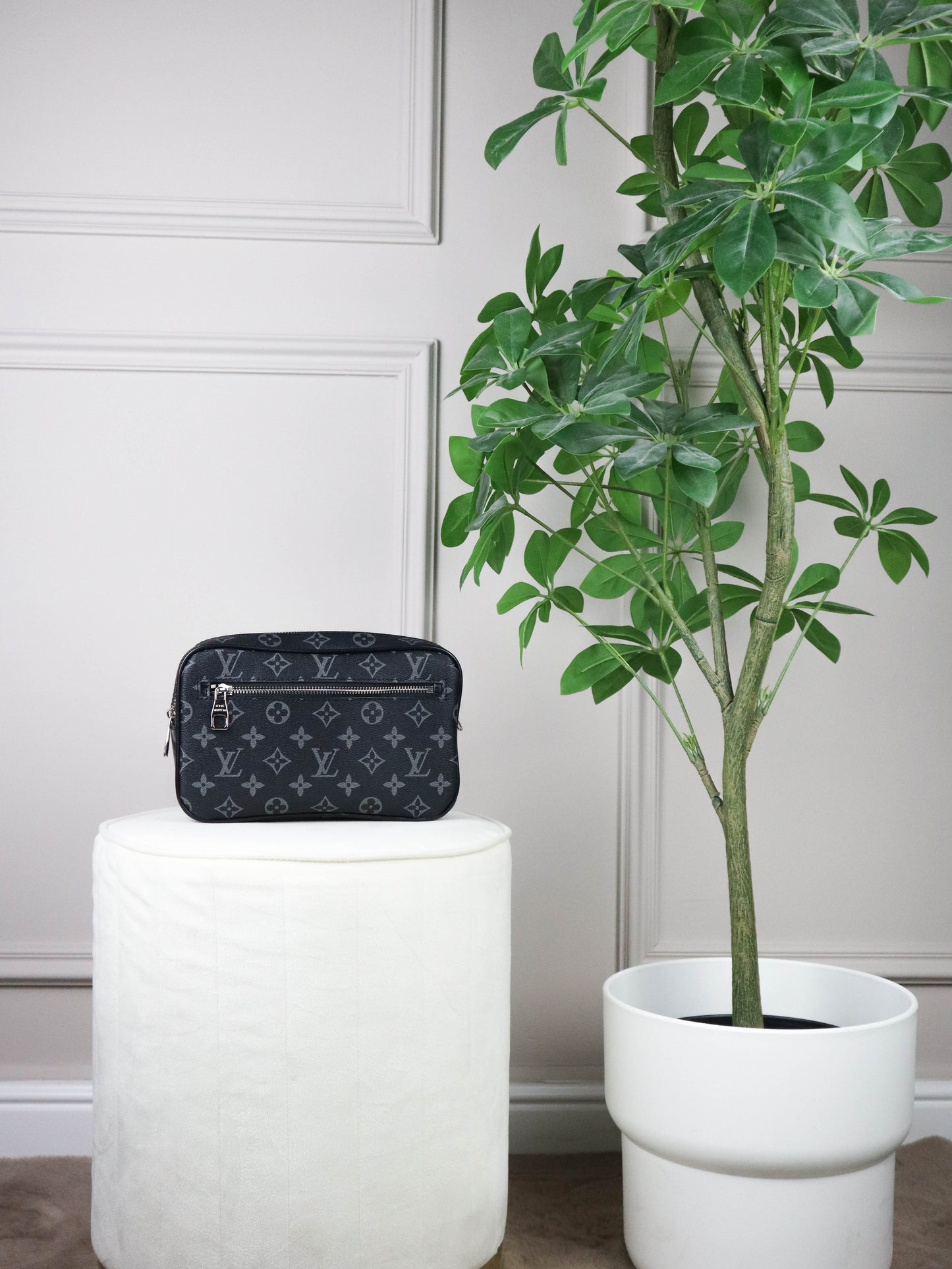 Louis Vuitton Trousse Toilette GM Tela Monogram Eclipse grigia