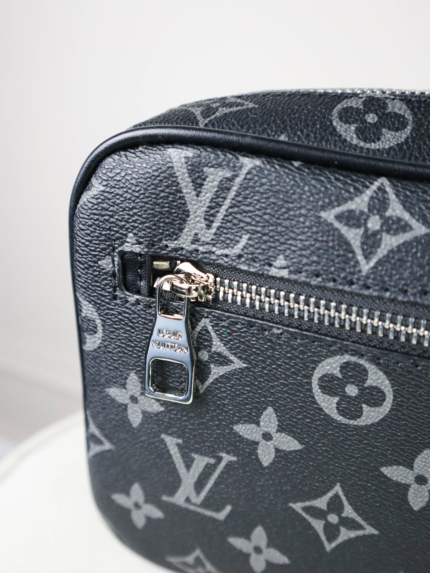 Louis Vuitton Trousse Toilette GM Tela Monogram Eclipse grigia