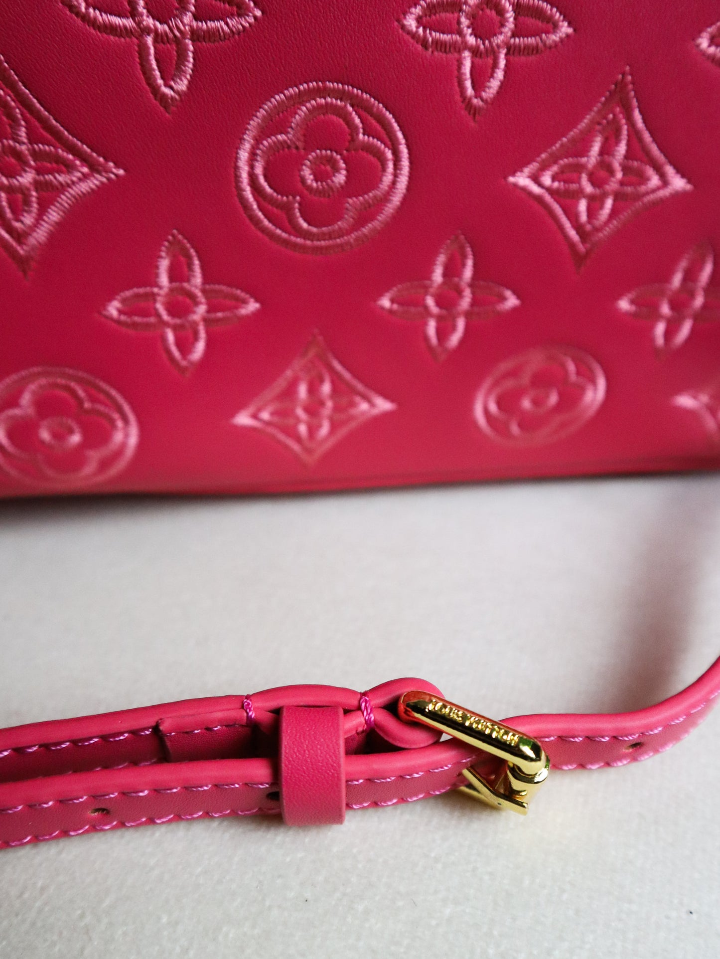 Louis Vuitton Borsa Capucines fucsia