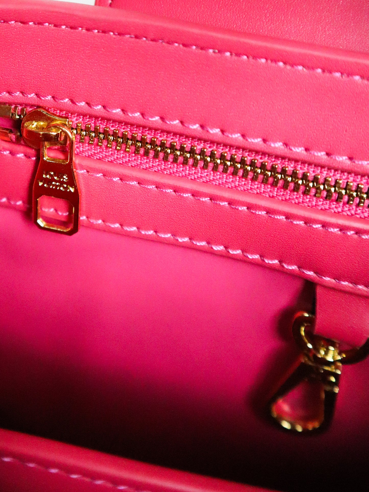 Louis Vuitton Borsa Capucines fucsia