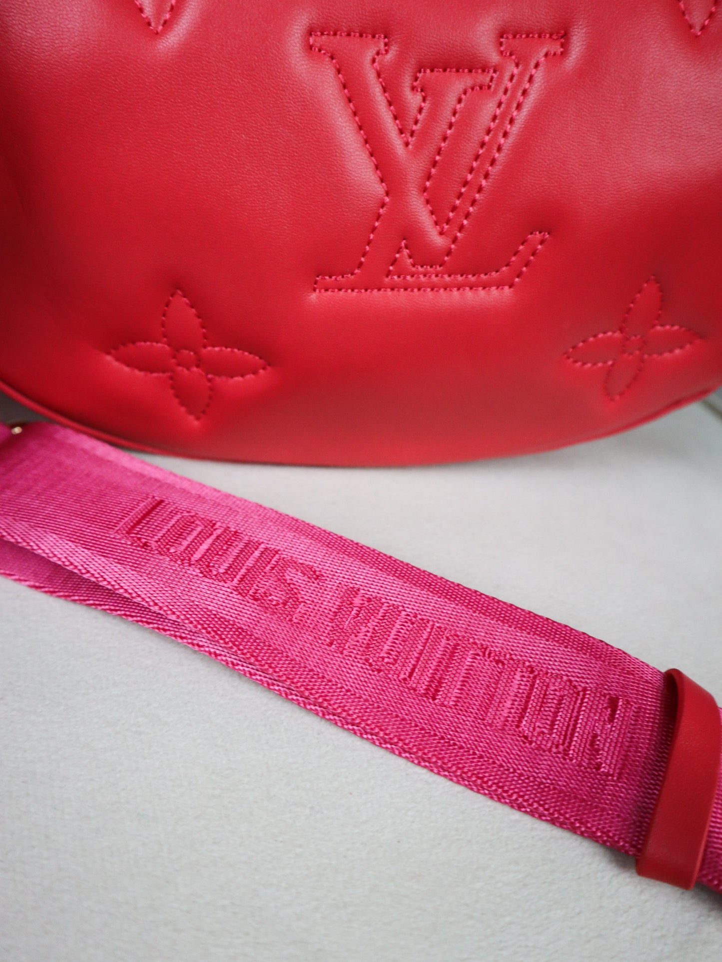 Louis Vuitton Borsa Over the Moon fucsia