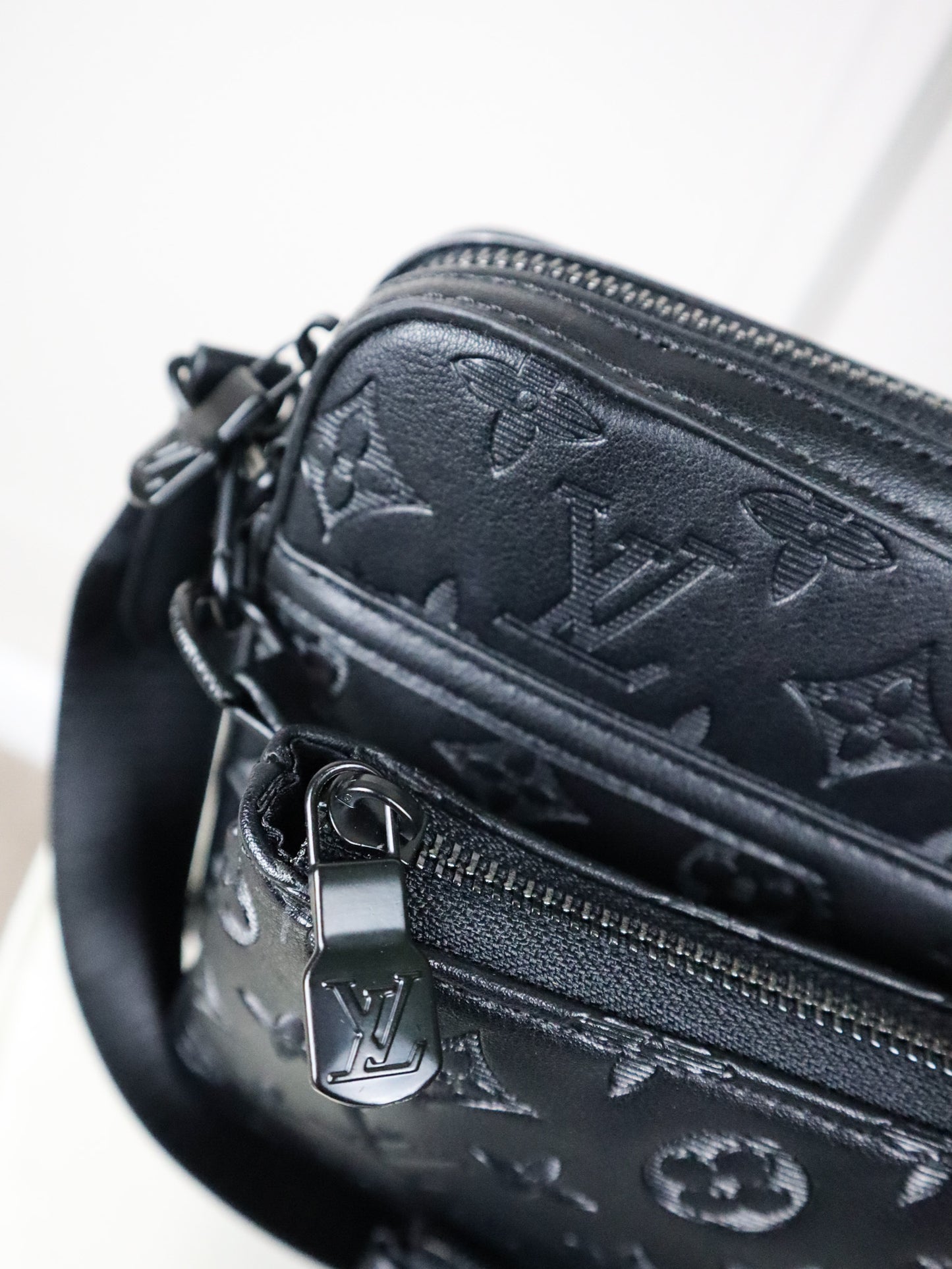 Louis Vuitton Borsa a tracolla Shadow Duo con monogramma nera