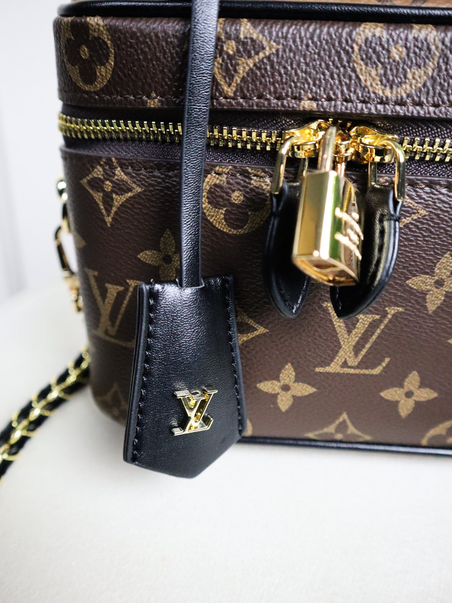 Louis Vuitton Pochette Vanity con catenella Monogram Reverse Canvas