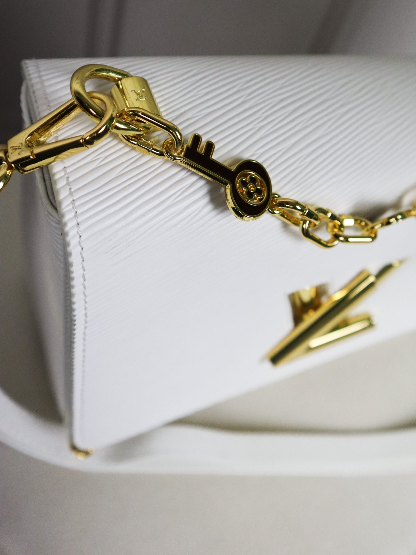 Louis Vuitton Twist MM bianca