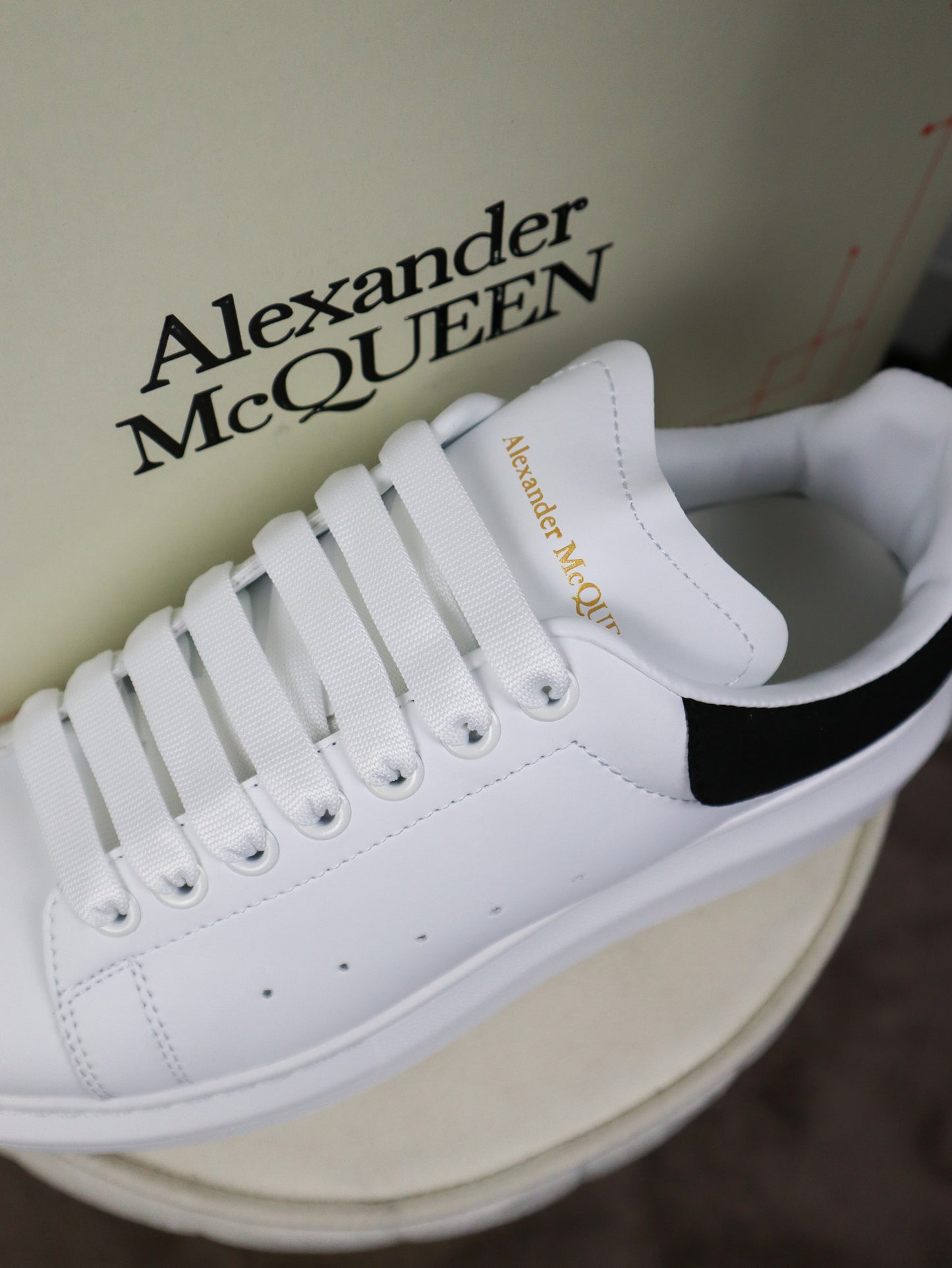 MC QUEEN Scarpa bianca e nera