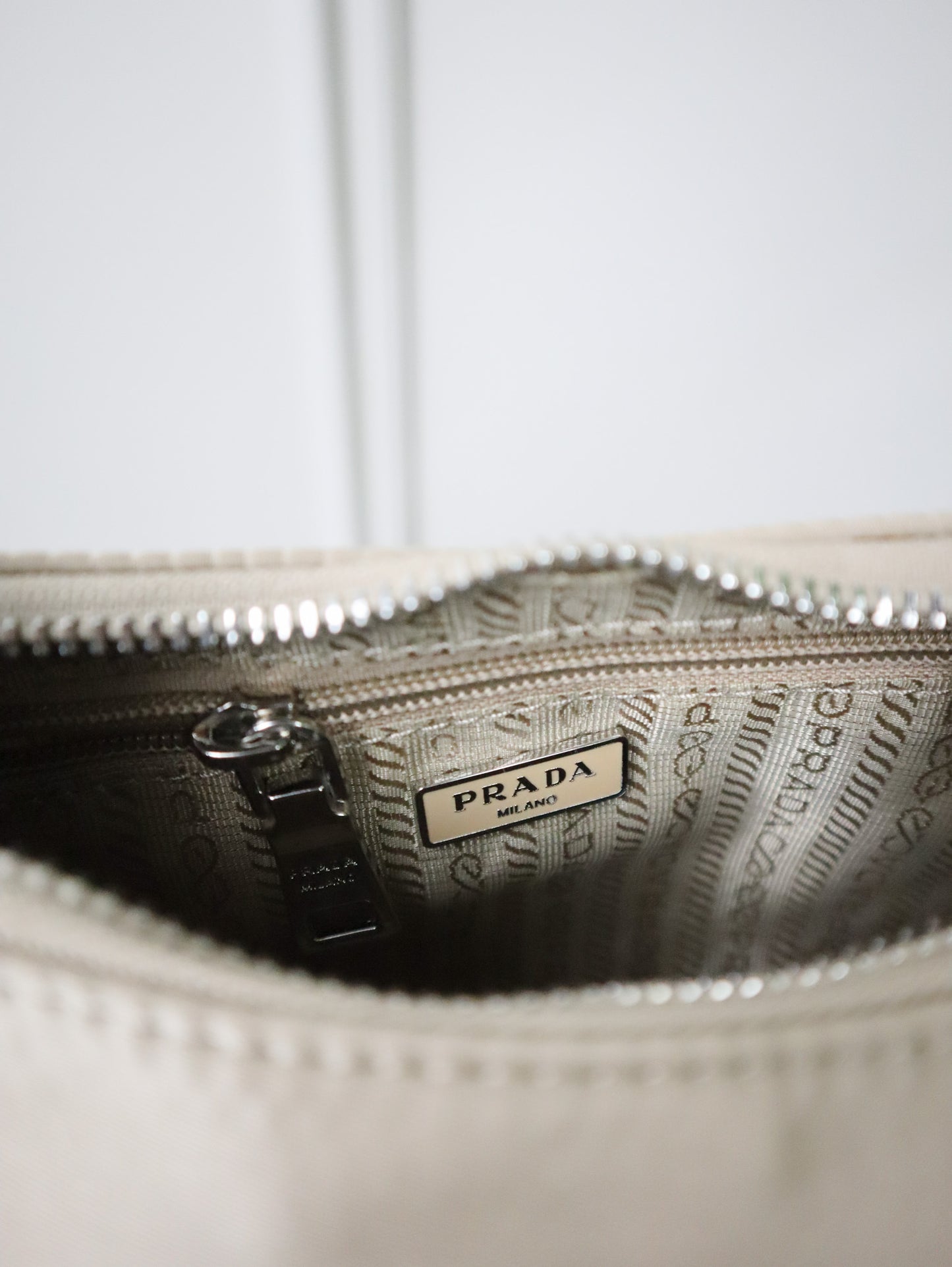 PRADA Borsa Re-Edition 2005 beige e marrone