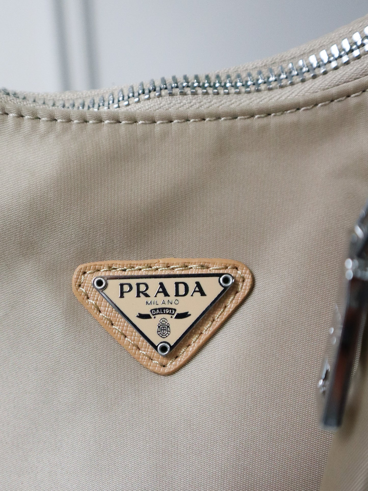 PRADA Borsa Re-Edition 2005 beige e marrone