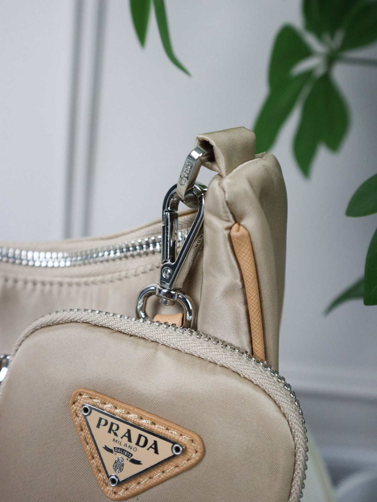 PRADA Borsa Re-Edition 2005 beige e marrone