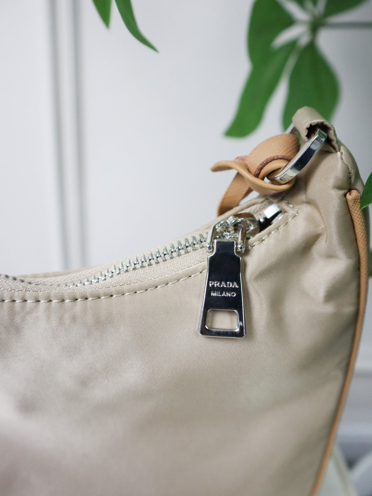 PRADA Borsa Re-Edition 2005 beige e marrone