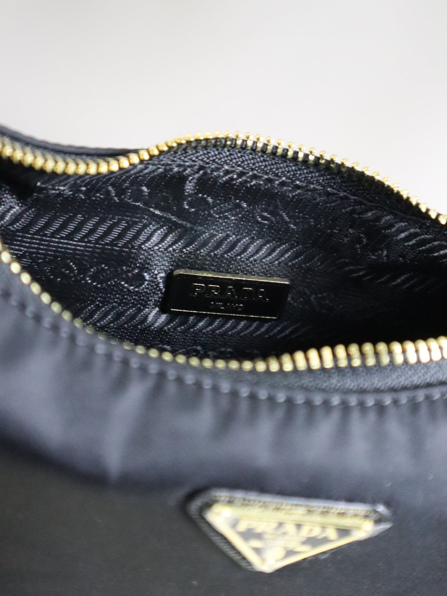 PRADA Borsa Re-Edition 2005 nera e dorata