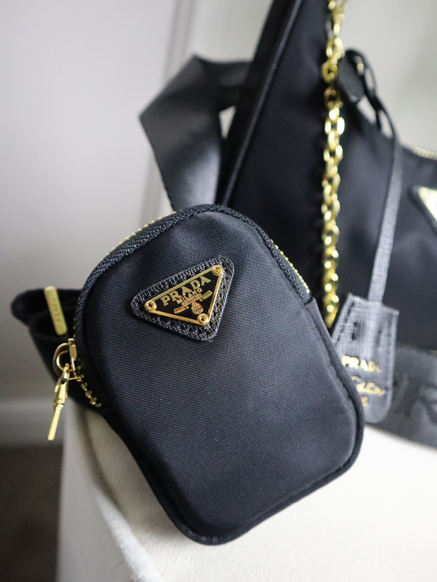 PRADA Borsa Re-Edition 2005 nera e dorata