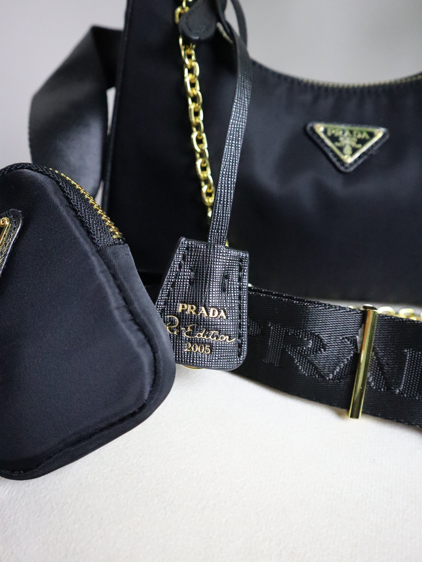 PRADA Borsa Re-Edition 2005 nera e dorata