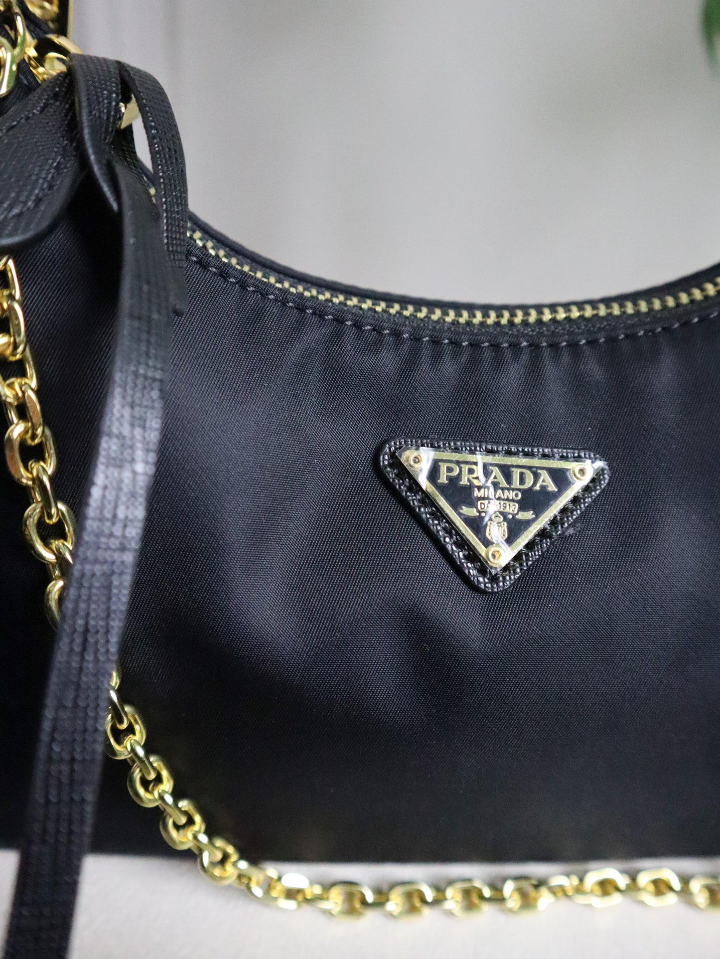 PRADA Borsa Re-Edition 2005 nera e dorata