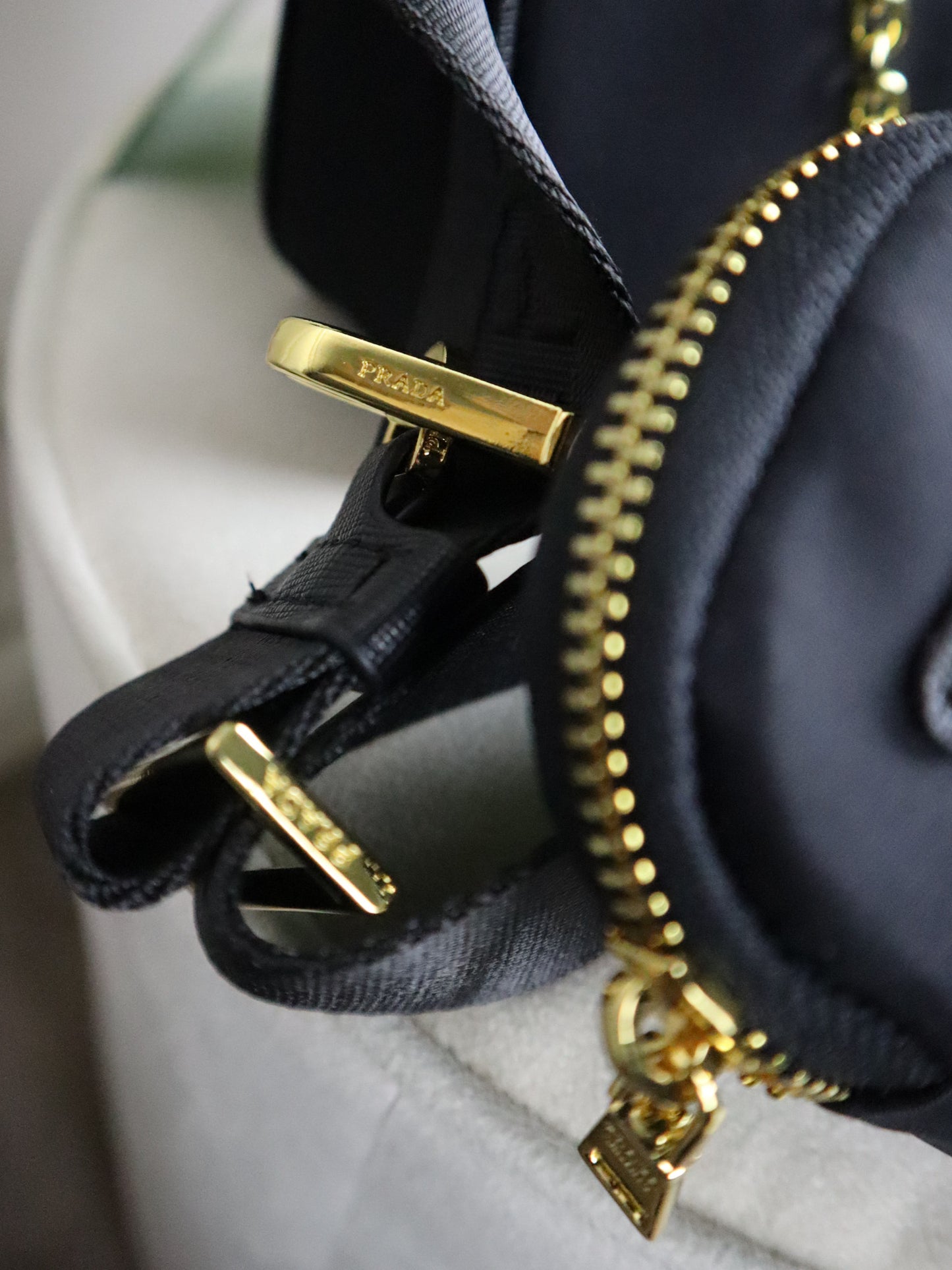 PRADA Borsa Re-Edition 2005 nera e dorata