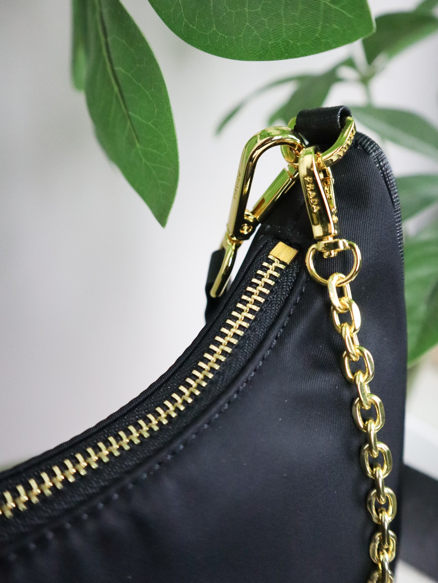 PRADA Borsa Re-Edition 2005 nera e dorata