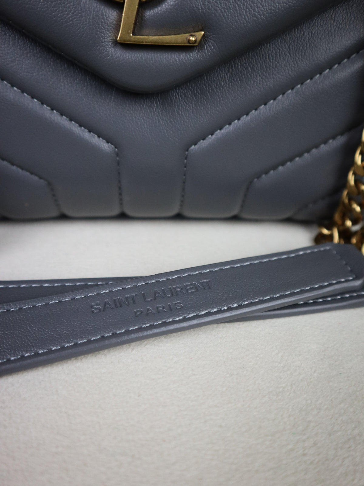 SAINT LAURENT Borsa a spalla Loulou grigia