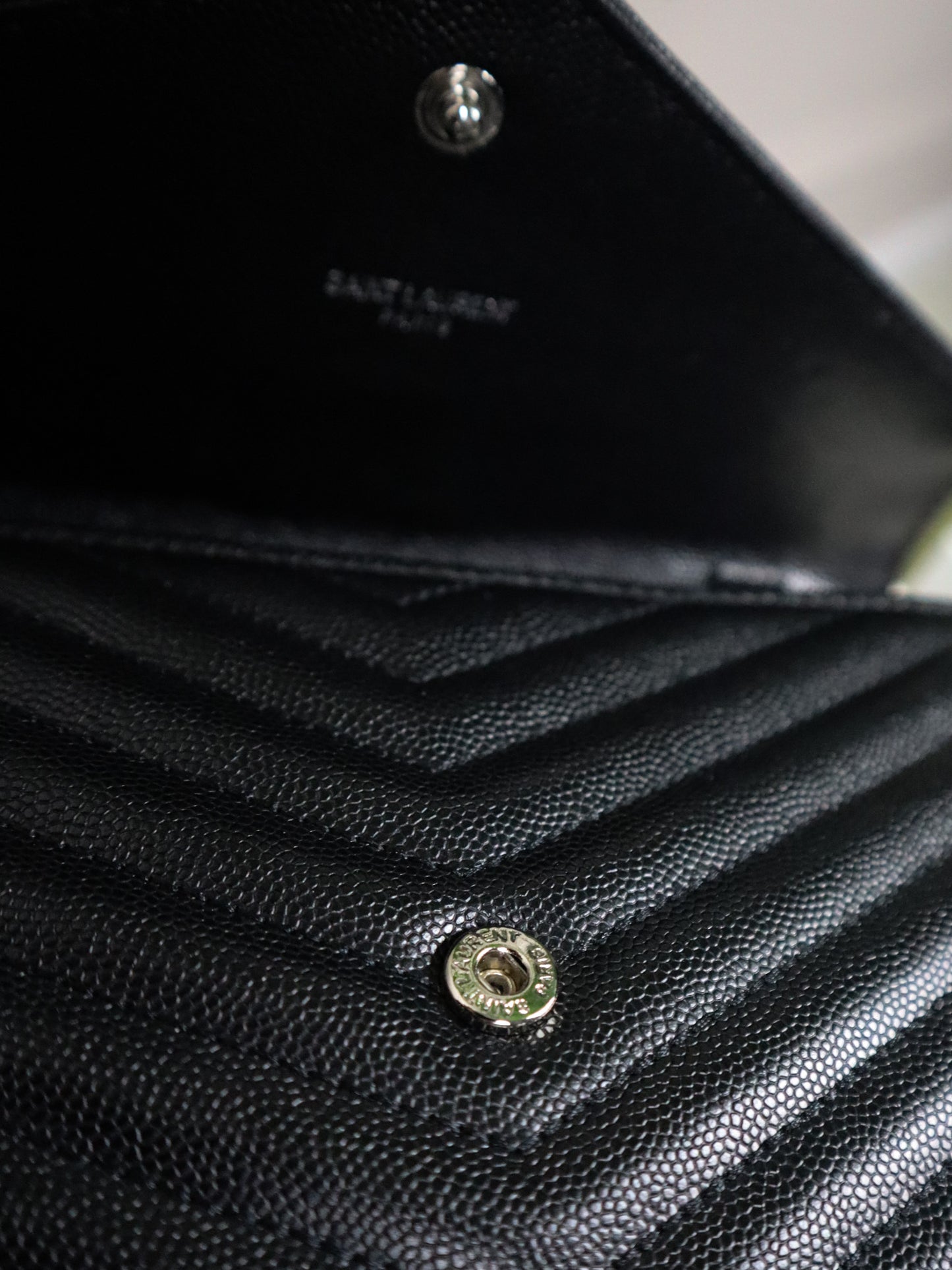 SAINT LAURENT Pochette envelope con catena cassandre classica nera