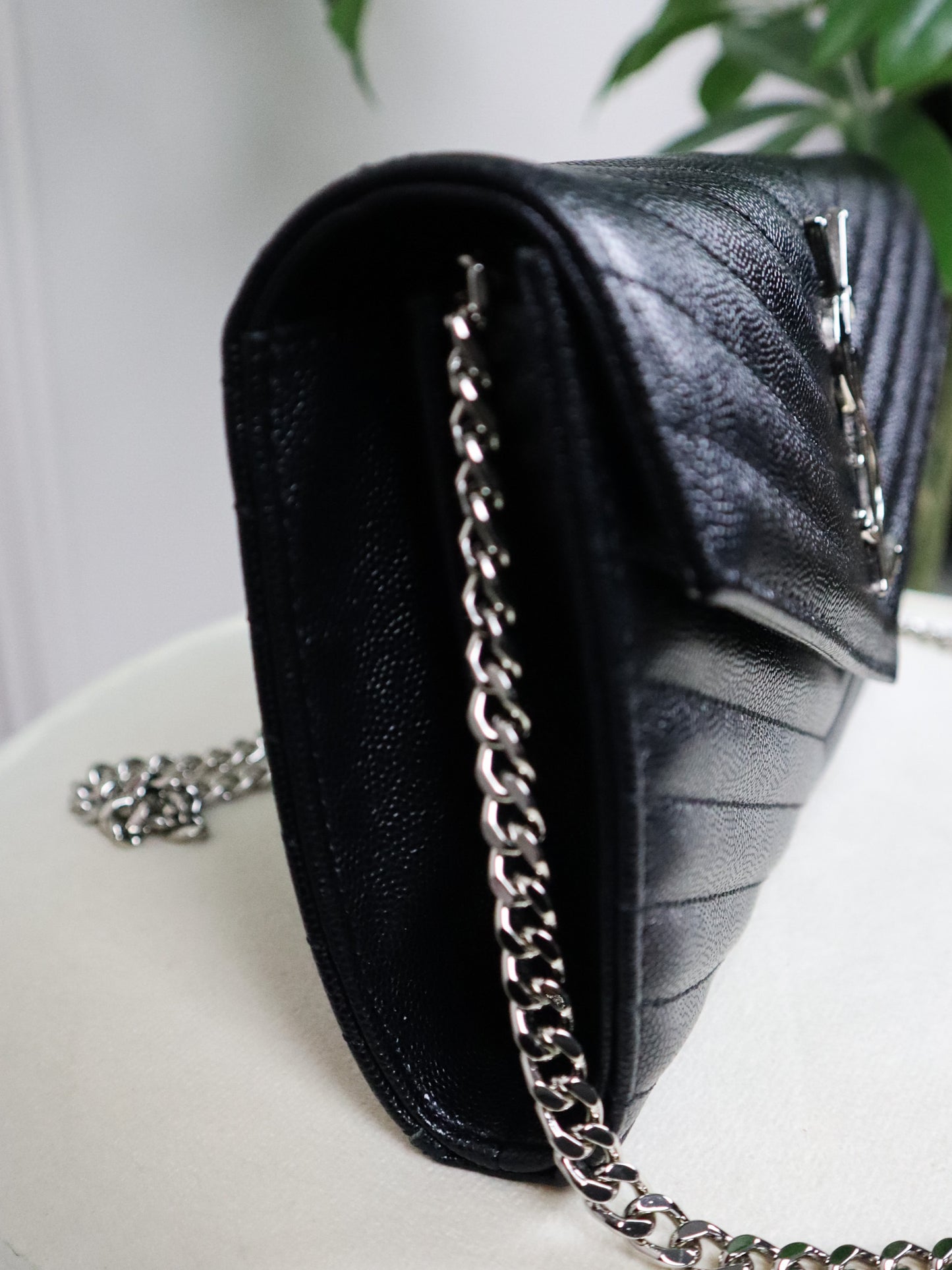 SAINT LAURENT Pochette envelope con catena cassandre classica nera