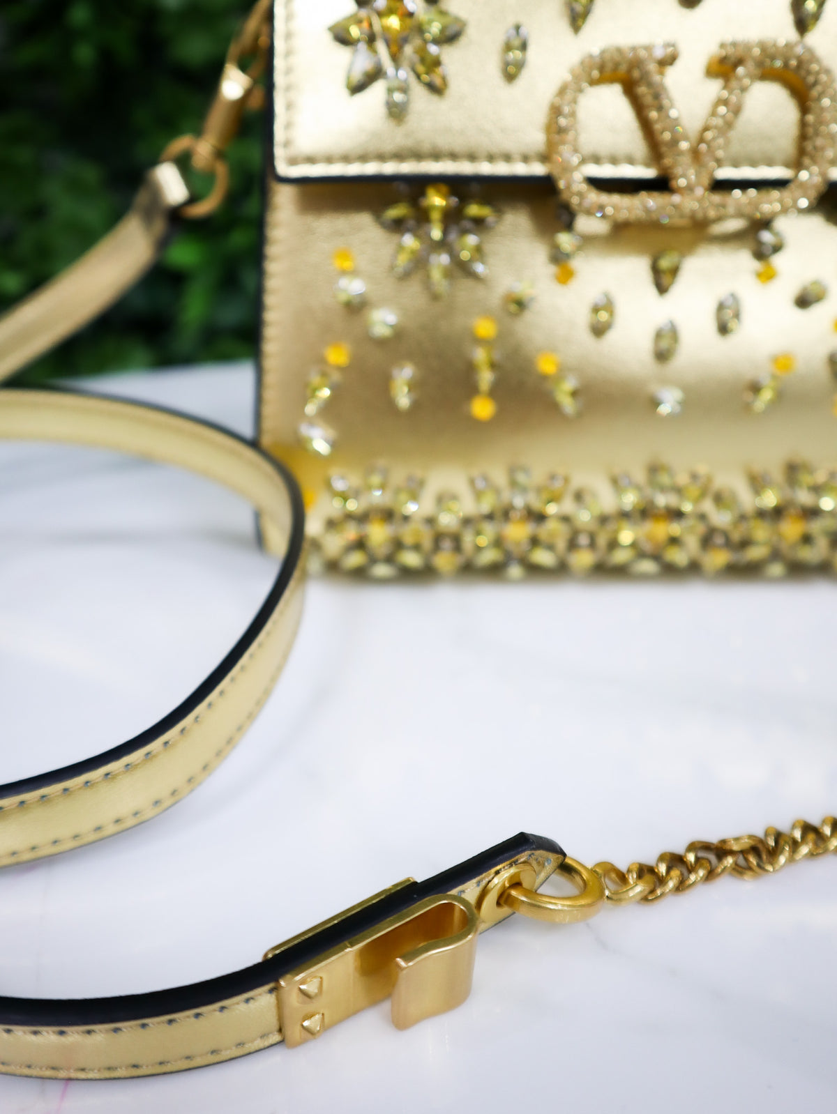 VALENTINO Borsa a mano mini Vsling con strass gold