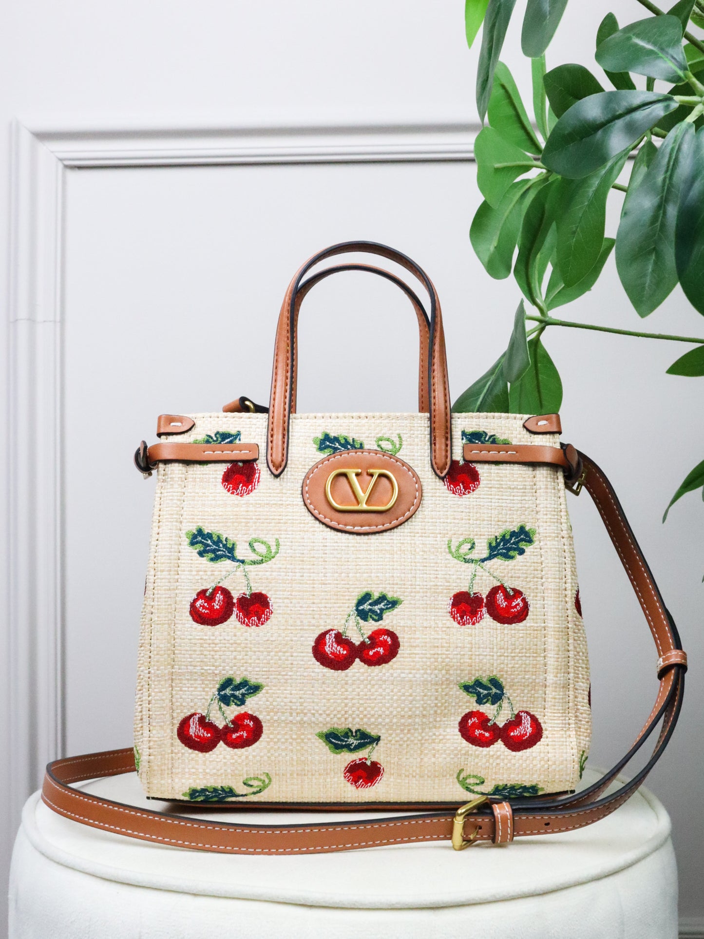 VALENTINO Borsa VLogo Small Raffia Tote Bag con motivo ciliegie media